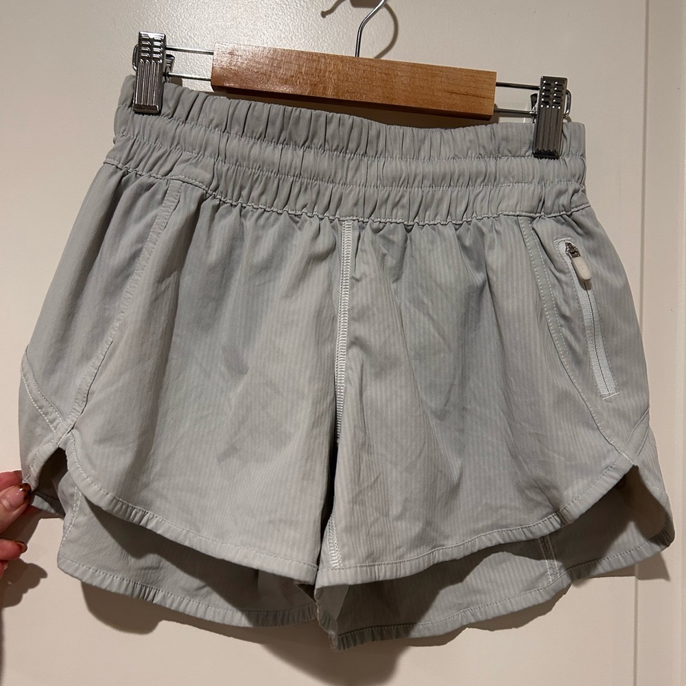 🍋Lululemon track that high rise shorts 3”🍋